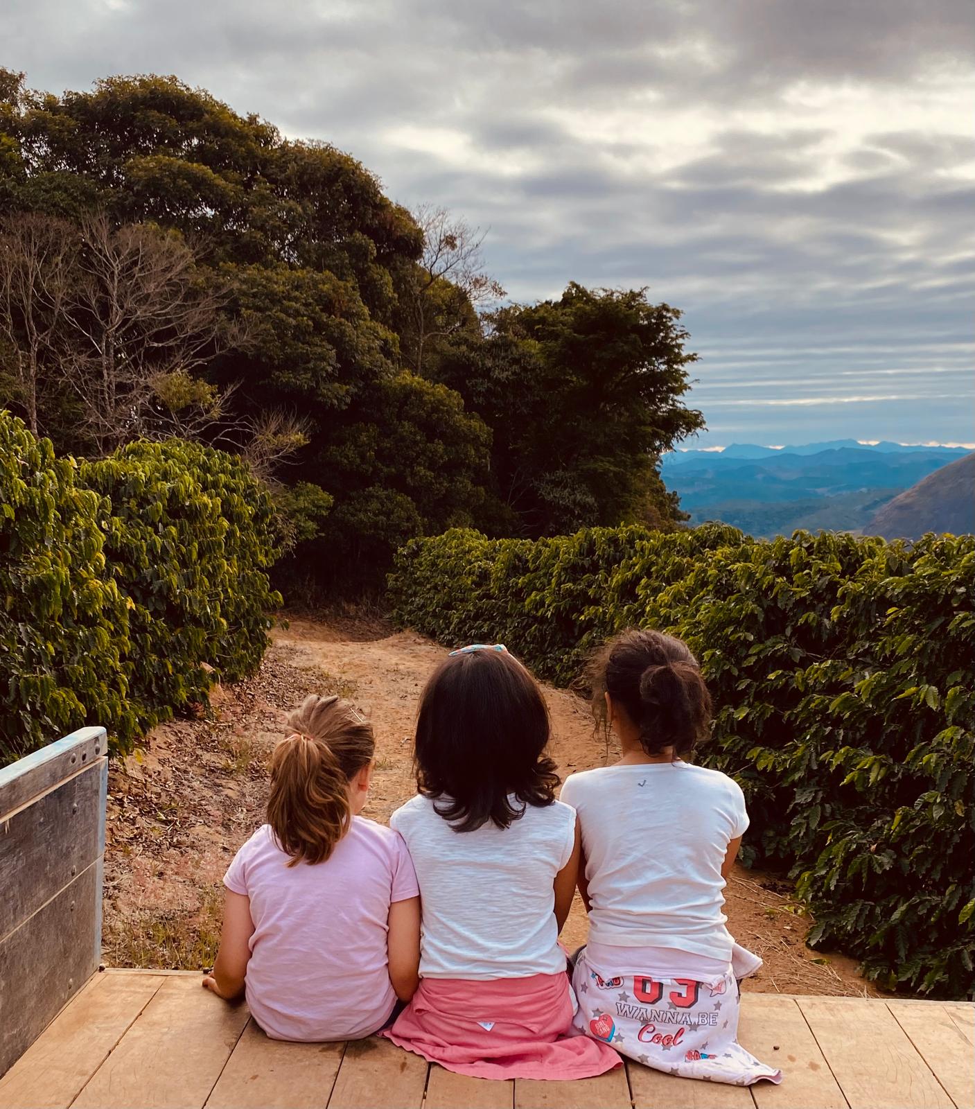 Family children looking at the Caparaó mountains at dawn