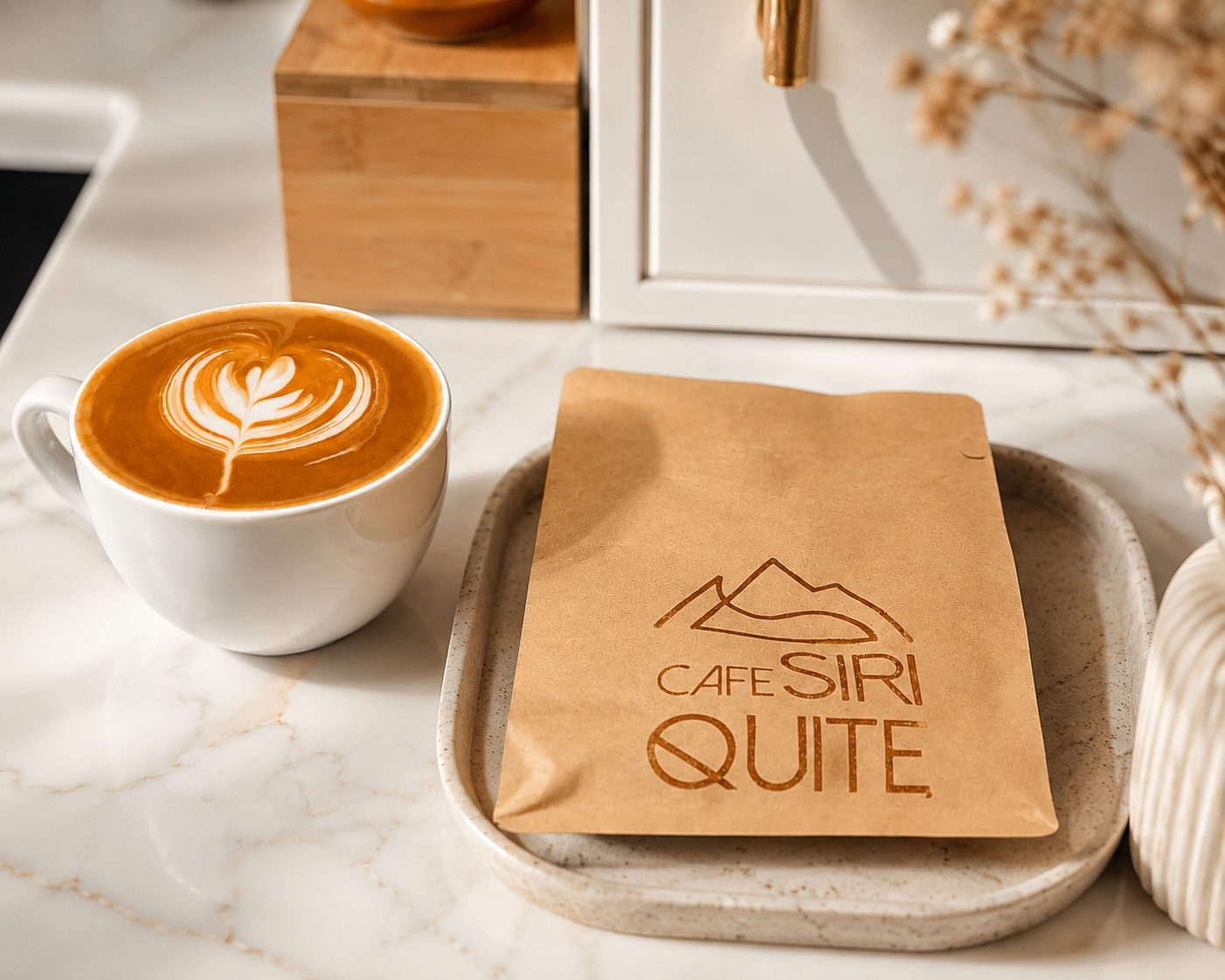 Xícara de café coado ao lado da embalagem kraft do Café Siriquite